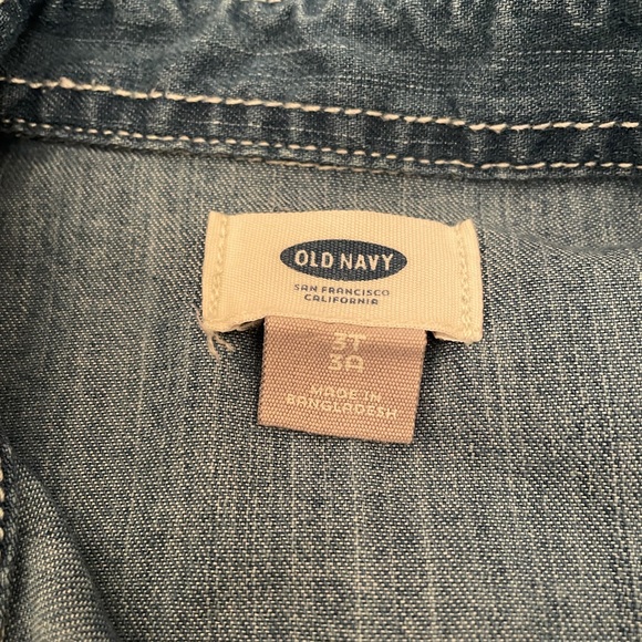 🎉 3 for $30🎉 Old Navy 2 ss button shirts, 3T, one denim (OLCC) - Picture 5 of 8